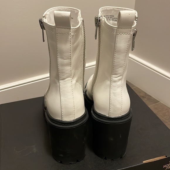 Urban outfitters women’s boots - Picture 3 of 4